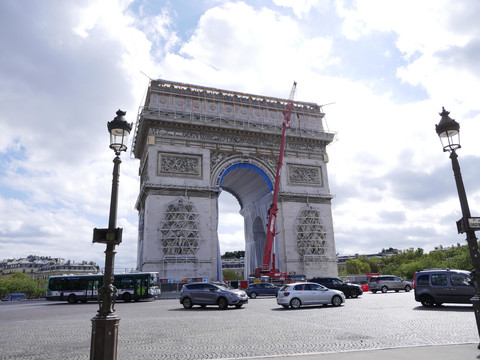Arc de Triomphe vor der Verhüllung, aber schon eingerüstet. Deutlich zu sehen: Die 100mm breiten orangen Zurrgurte von Dolezych