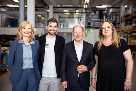 CEO Alexander Sohl und CTO Ines Adler begrüßen Kanzler Scholz und Vizelandrätin Susanne Rieckhof bei me energy
